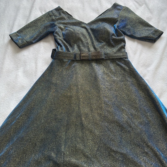 Elegant Metallic Evening Gown - Picture 4 of 9